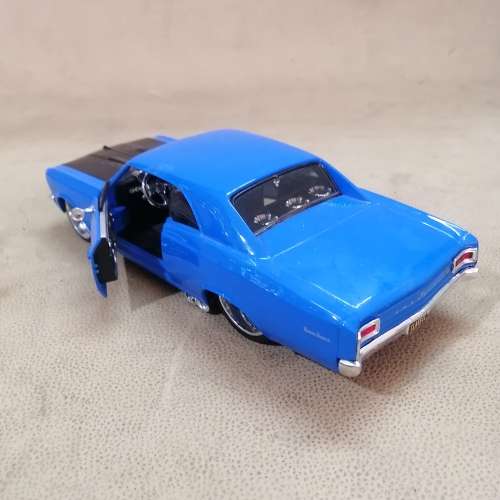MAISTO - 1966 CHEVROLET CHEVELLE SS 396 - 1/24 DIE CAST