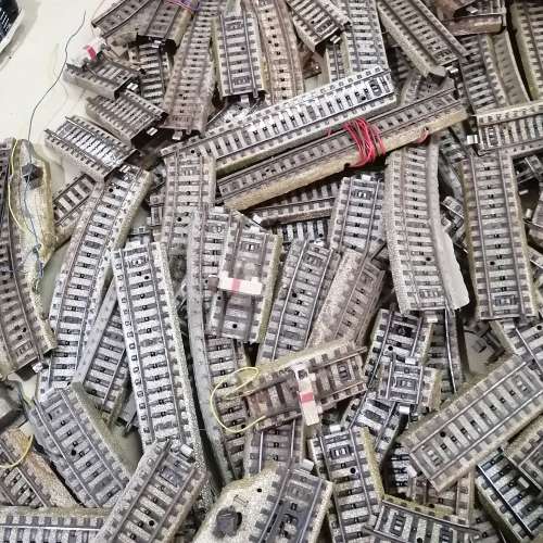 GIGANTIC MOUNTAIN OF VINTAGE HO METAL MARKLIN 1958 TRAIN TRACKS - MORE THAN A 100