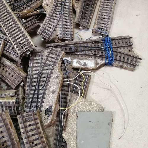 GIGANTIC MOUNTAIN OF VINTAGE HO METAL MARKLIN 1958 TRAIN TRACKS - MORE THAN A 100
