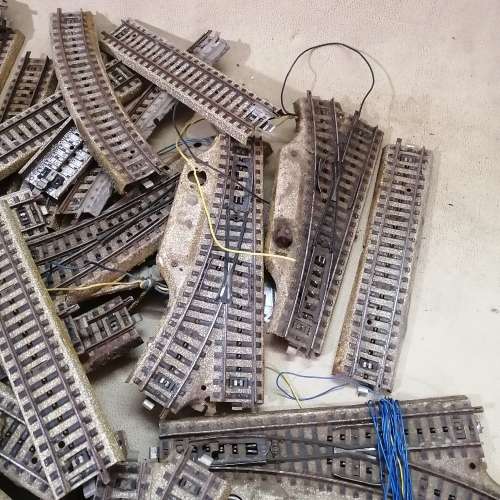 GIGANTIC MOUNTAIN OF VINTAGE HO METAL MARKLIN 1958 TRAIN TRACKS - MORE THAN A 100