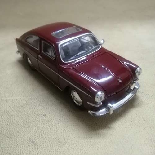 MAISTO NO 1329 - 1967 VOLKSWAGEN 1600 FASTBACK - 1/25 DIE CAST