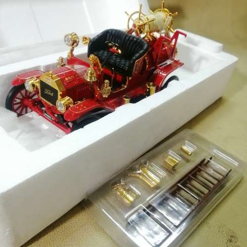 LUCKY DIE CAST 1914 FORD MODEL T SIGNATURE SERIES 1/18 FIRE ENGINE