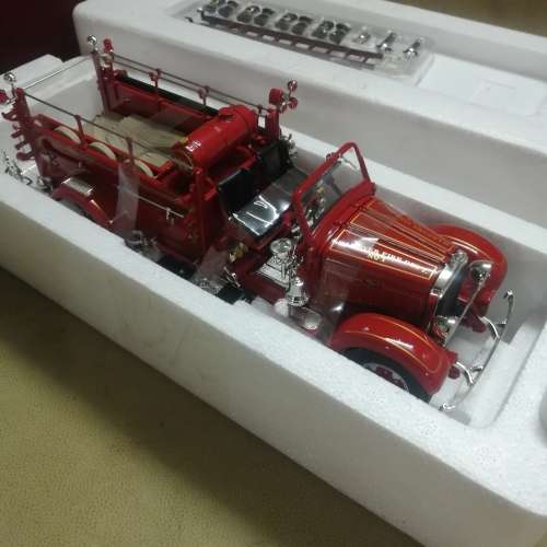 LUCKY DIE CAST 1935 MACK TYPE 75 BX SIGNATURE SERIES 1/24 FIRE ENGINE
