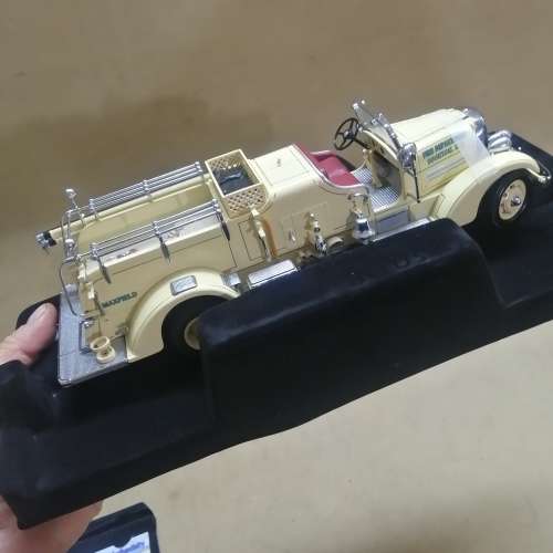 YATMING SIGNATURE SERIES 1/24 DIE CAST 1938 AHRENS-FOX FIRE ENGINE WITH 24 CARAT GOLD PLATED COIN