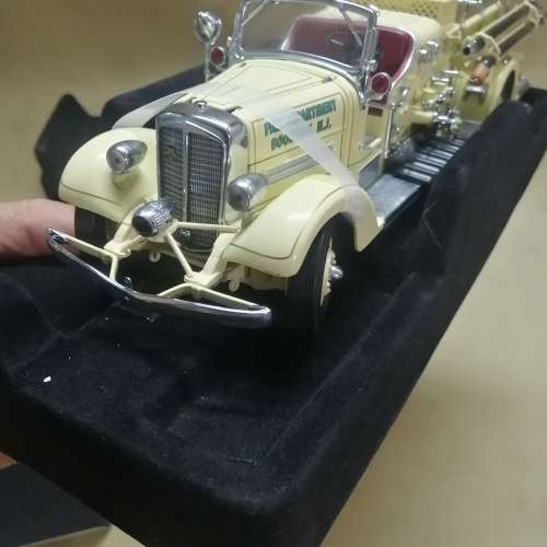 YATMING SIGNATURE SERIES 1/24 DIE CAST 1938 AHRENS-FOX FIRE ENGINE WITH 24 CARAT GOLD PLATED COIN