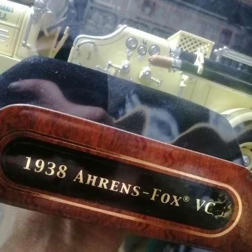 YATMING SIGNATURE SERIES 1/24 DIE CAST 1938 AHRENS-FOX FIRE ENGINE WITH 24 CARAT GOLD PLATED COIN