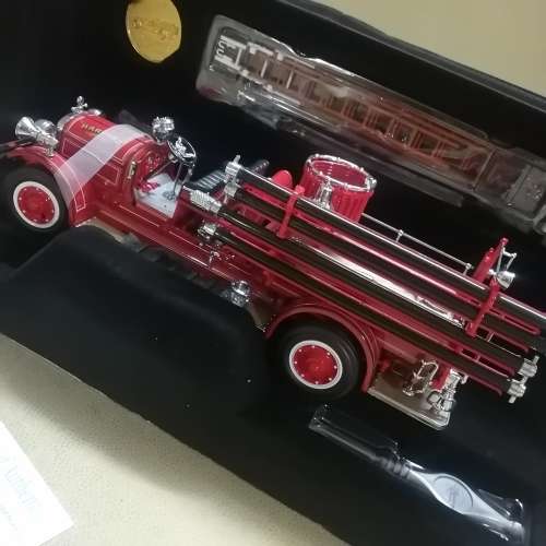 YATMING SIGNATURE SERIES 1/24 DIE CAST 1938 AHRENS-FOX FIRE ENGINE WITH 24 CARAT GOLD PLATED COIN
