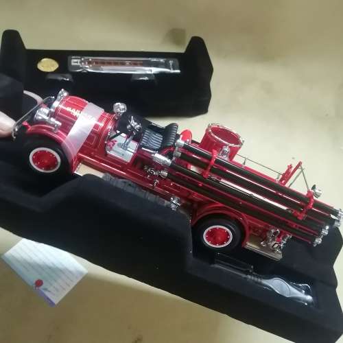 YATMING SIGNATURE SERIES 1/24 DIE CAST 1938 AHRENS-FOX FIRE ENGINE WITH 24 CARAT GOLD PLATED COIN