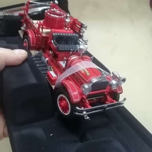 YATMING SIGNATURE SERIES 1/24 DIE CAST 1938 AHRENS-FOX FIRE ENGINE WITH 24 CARAT GOLD PLATED COIN