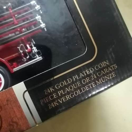YATMING SIGNATURE SERIES 1/24 DIE CAST 1938 AHRENS-FOX FIRE ENGINE WITH 24 CARAT GOLD PLATED COIN