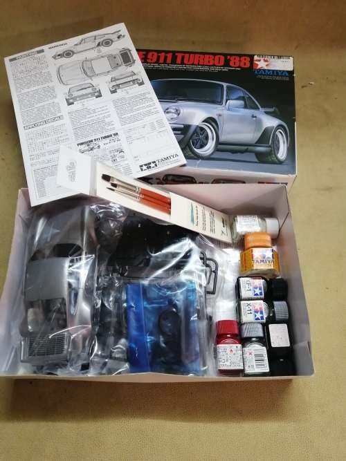 COMPLETE PORSCHE 911 `88 TAMIYA BUILDING MODEL KIT