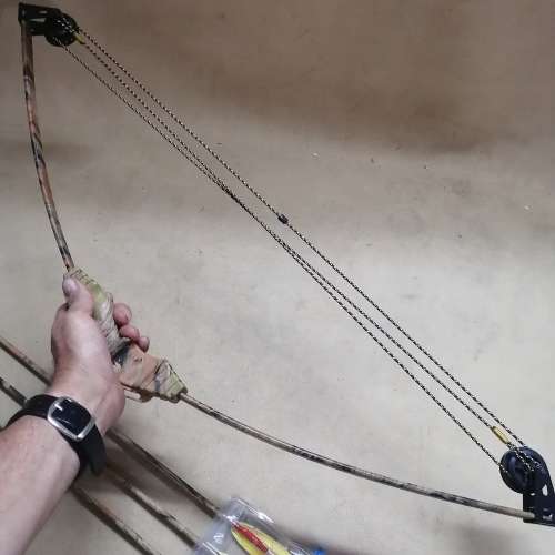 CAMO COMPOUND BOW WITH ARROWS SET (NEW)