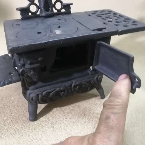 VERY RARE MINIATURE CRESCENT CAST IRON COAL STOVE - 100% COMPLETE