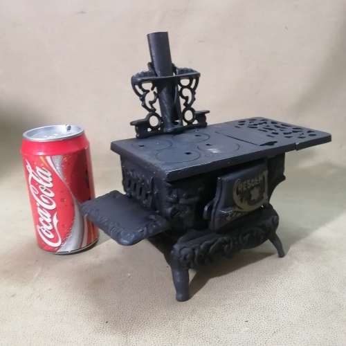 VERY RARE MINIATURE CRESCENT CAST IRON COAL STOVE - 100% COMPLETE