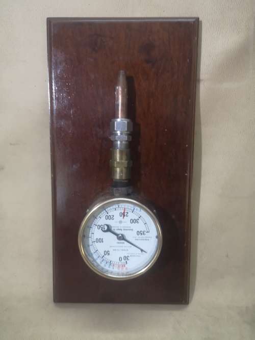 VINTAGE BUDENBERG STEAM PRESSURE GAUGE MOUNTED ON A WOODEN PLINTH