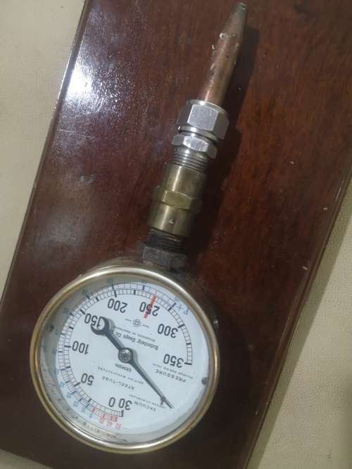 VINTAGE BUDENBERG STEAM PRESSURE GAUGE MOUNTED ON A WOODEN PLINTH