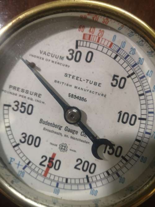 VINTAGE BUDENBERG STEAM PRESSURE GAUGE MOUNTED ON A WOODEN PLINTH