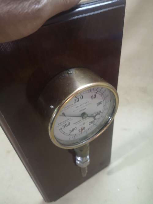 VINTAGE BUDENBERG STEAM PRESSURE GAUGE MOUNTED ON A WOODEN PLINTH