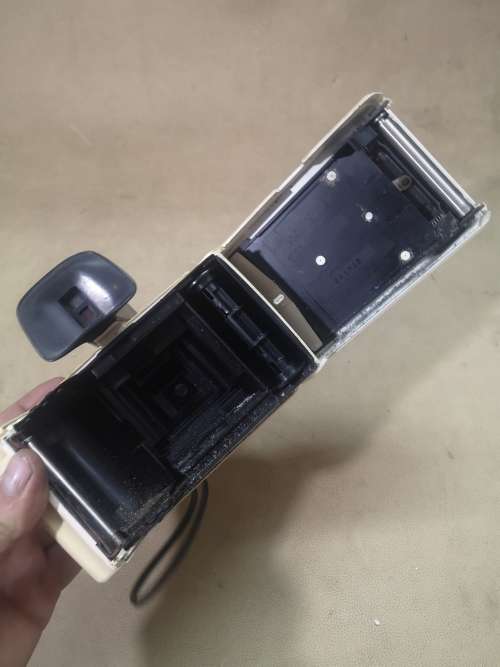 VINTAGE SWINGER POLAROID SWINGER ENAMEL CAMERA