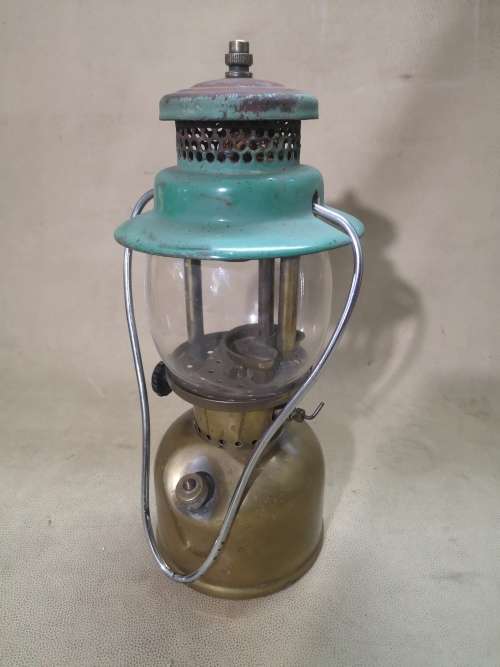VINTAGE COLEMAN SUNSHINE OF THE NIGHT KEROSENE LAMP - MADE IN CANADA