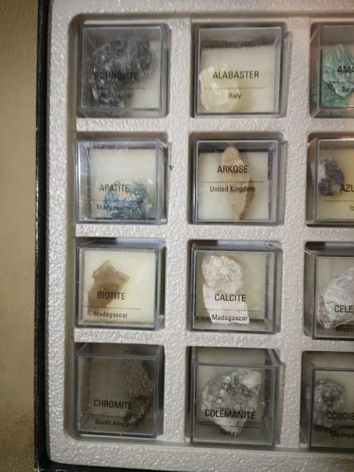 20 PIECE MIX MINERAL MARKED SPECIMENS BOX SET NO 4 OF 9 ON AUCTION NOW