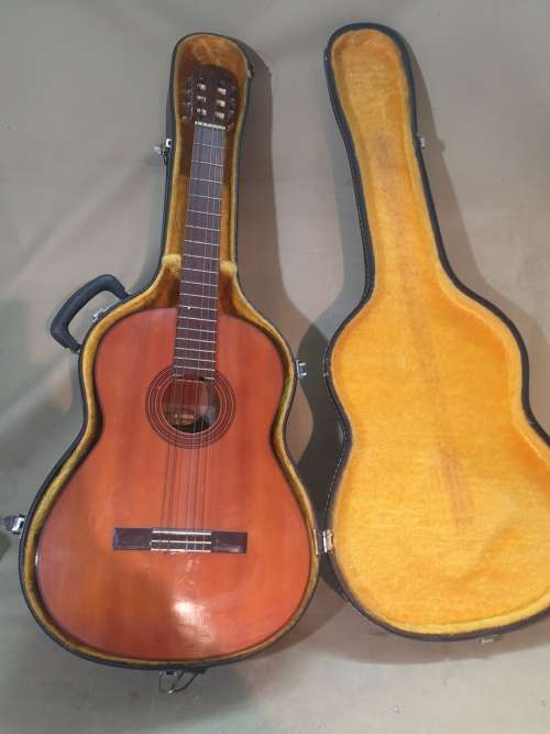 VINTAGE YAMAHA G-55A CLASSICAL GUITAR WITH CASE
