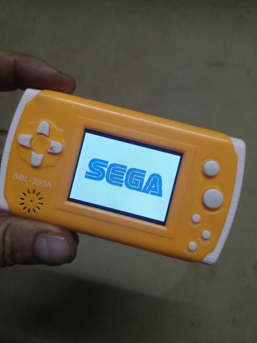 HANDHELD GAMING CONSOLE WITH 21 BUILD IN SEGA GAMES