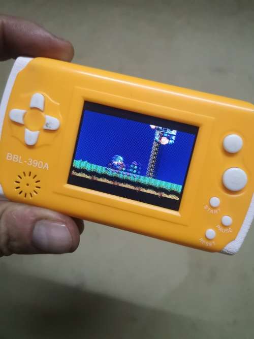 HANDHELD GAMING CONSOLE WITH 21 BUILD IN SEGA GAMES