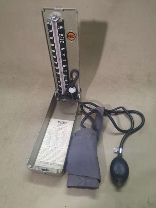 VINTAGE ACCOSON SPHYGMOMANOMETER MERCURY BLOOD PRESSURE METER IN METAL CASE
