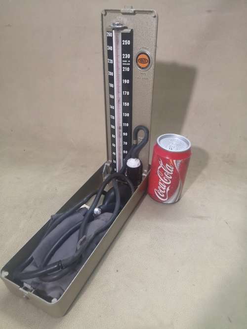 VINTAGE ACCOSON SPHYGMOMANOMETER MERCURY BLOOD PRESSURE METER IN METAL CASE