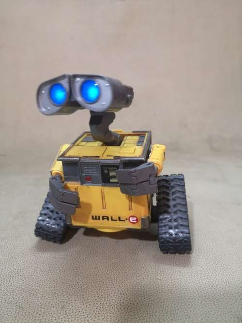 MAGNIFICENT OFFICIAL DISNEY PIXAR VOICE CONTROLLED TALKING, DANCING WALL-E (100% WORKING)