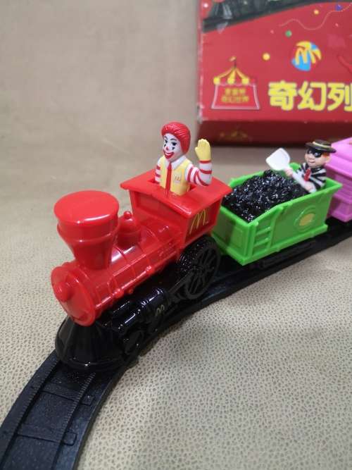 VINTAGE 1999 MCDONALDS TRAIN WITH CHARACTERS & TRACKS IN BOX