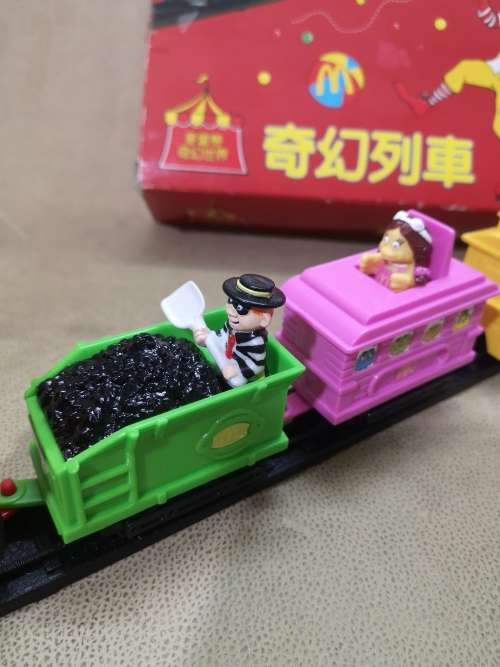 VINTAGE 1999 MCDONALDS TRAIN WITH CHARACTERS & TRACKS IN BOX