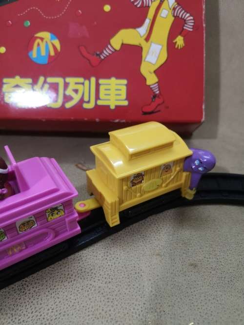 VINTAGE 1999 MCDONALDS TRAIN WITH CHARACTERS & TRACKS IN BOX