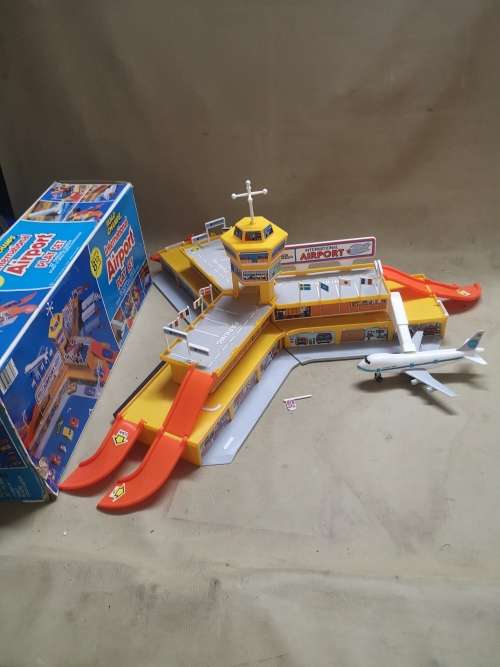 VINTAGE VERY LARGE 1980`S ROAD CHAMPS INTERNATIONAL AIRPORT PLAYSET IN BOX