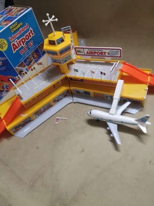 VINTAGE VERY LARGE 1980`S ROAD CHAMPS INTERNATIONAL AIRPORT PLAYSET IN BOX