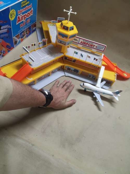 VINTAGE VERY LARGE 1980`S ROAD CHAMPS INTERNATIONAL AIRPORT PLAYSET IN BOX