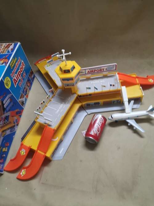 VINTAGE VERY LARGE 1980`S ROAD CHAMPS INTERNATIONAL AIRPORT PLAYSET IN BOX