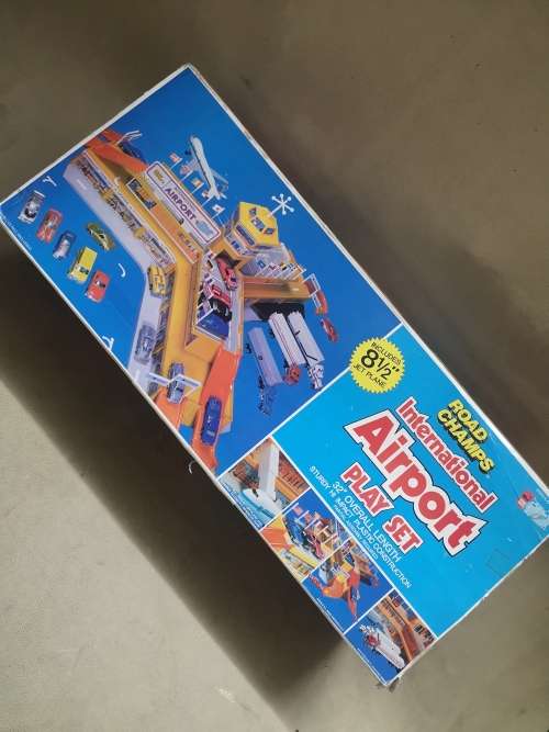 VINTAGE VERY LARGE 1980`S ROAD CHAMPS INTERNATIONAL AIRPORT PLAYSET IN BOX