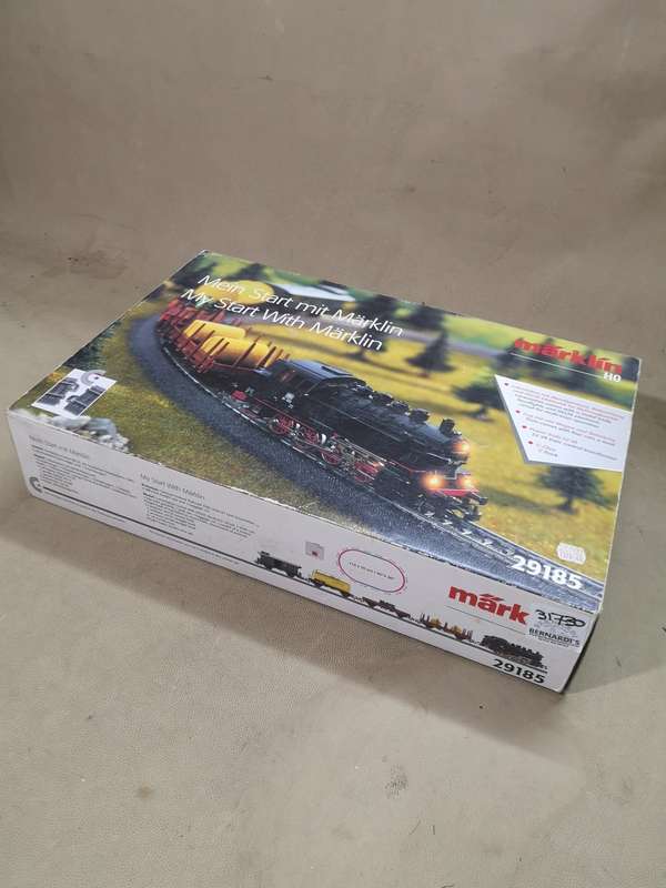 MAGNIFICENT MARKLIN LOCOMOTIVE & TENDER  GOOD WORKING CONDITION IN BOX