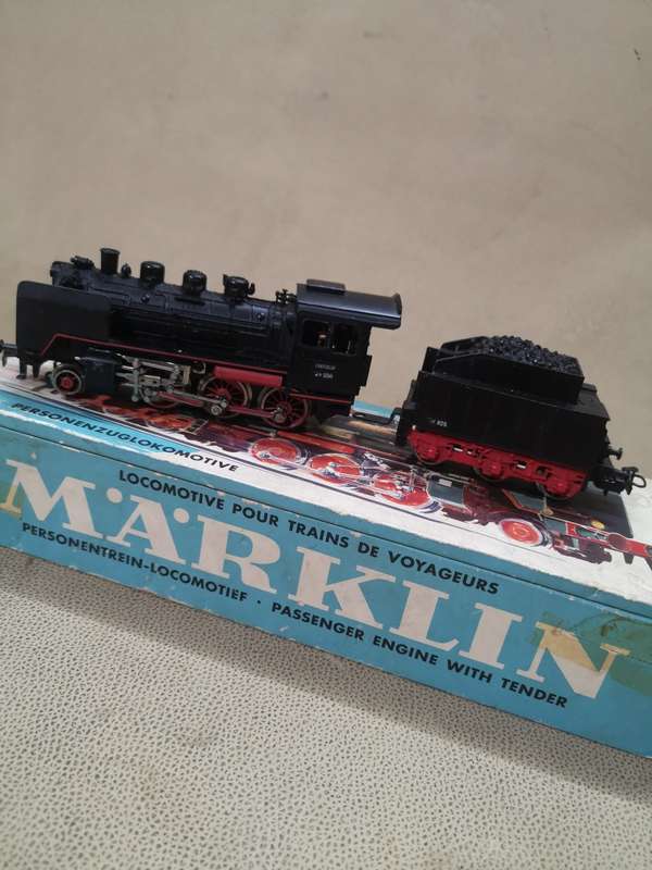 MAGNIFICENT MARKLIN LOCOMOTIVE & TENDER  GOOD WORKING CONDITION IN BOX