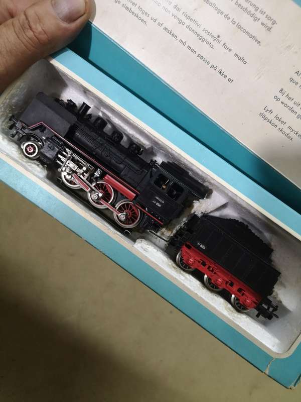 MAGNIFICENT MARKLIN LOCOMOTIVE & TENDER  GOOD WORKING CONDITION IN BOX