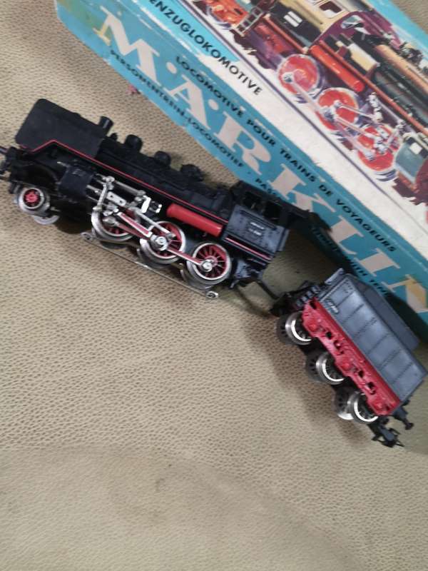 MAGNIFICENT MARKLIN LOCOMOTIVE & TENDER  GOOD WORKING CONDITION IN BOX
