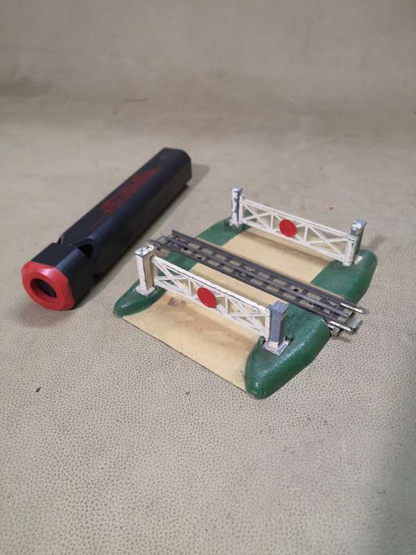 VINTAGE METAL HORNBY DUBLO OO GAUGE D1 LEVEL CROSSING AND TRAIN WHISTLE