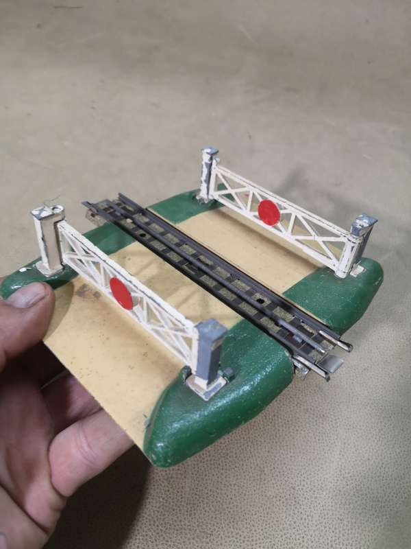 VINTAGE METAL HORNBY DUBLO OO GAUGE D1 LEVEL CROSSING AND TRAIN WHISTLE