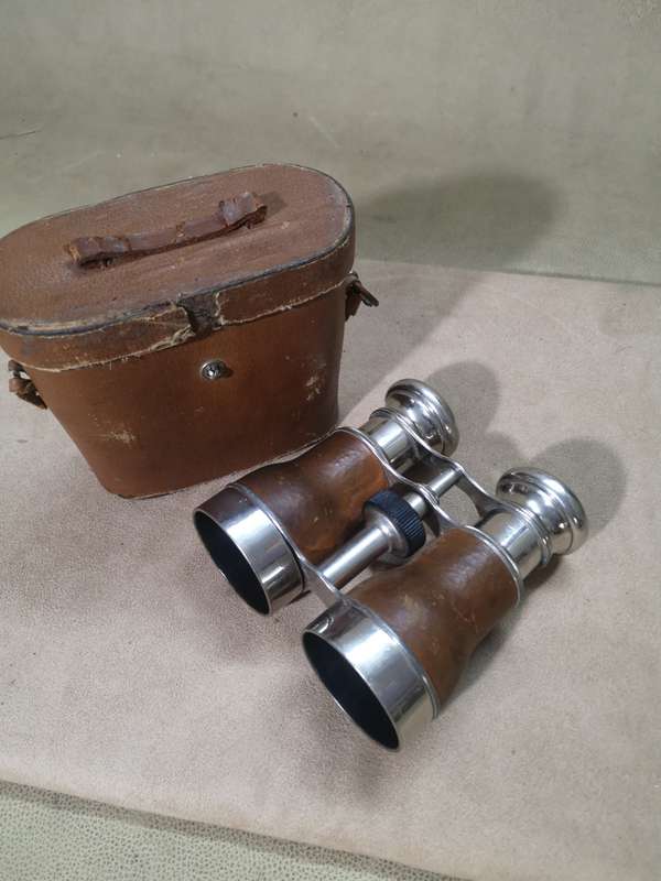 ANTIQUE LEATHER BOUND LE JOCKEY CLUB PARIS OPERA HORSE RACING BINOCULARS
