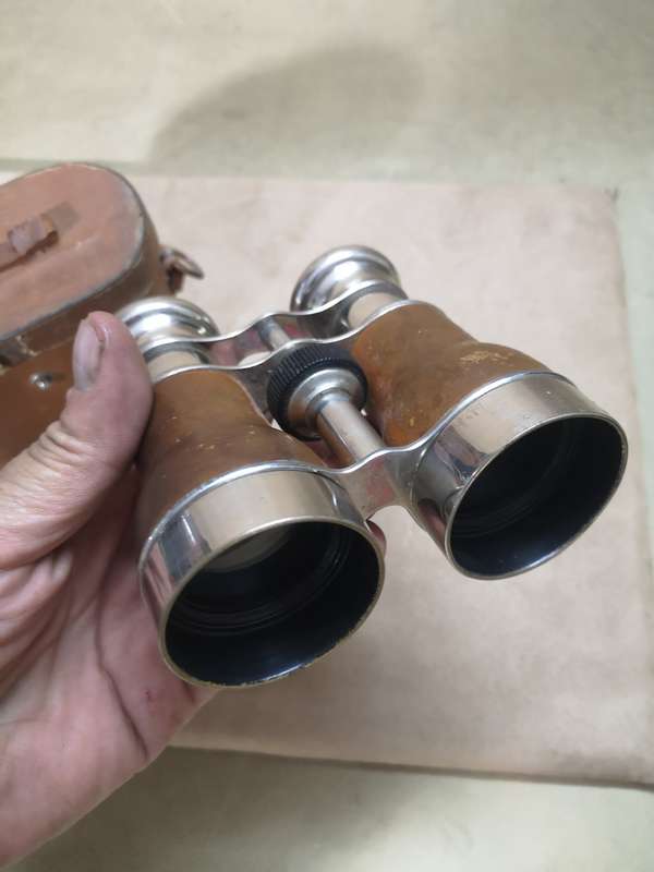 ANTIQUE LEATHER BOUND LE JOCKEY CLUB PARIS OPERA HORSE RACING BINOCULARS