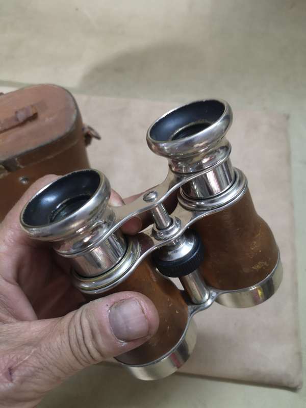 ANTIQUE LEATHER BOUND LE JOCKEY CLUB PARIS OPERA HORSE RACING BINOCULARS