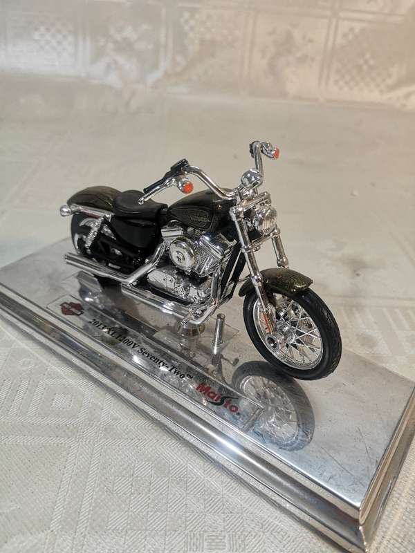 ARLEY DAVIDSON 2012 XL 1200V SEVENTY-TWO 1/18 - MAISTO