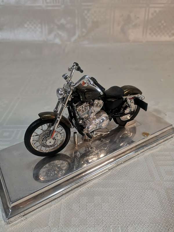 ARLEY DAVIDSON 2012 XL 1200V SEVENTY-TWO 1/18 - MAISTO